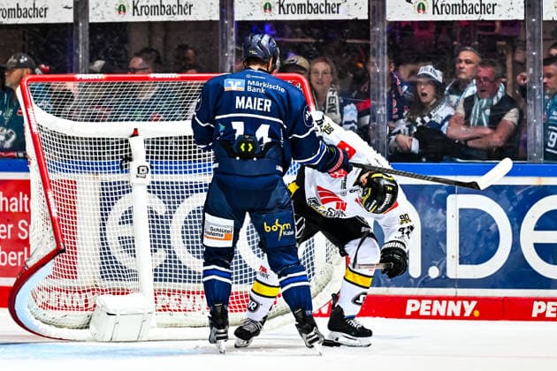 Cole Maier (Iserlohn Roosters, 14) checkt Zach Dybowski (Krefeld Pinguine, 44), GER, Iserlohn Roosters vs. Krefeld Pinguine, Eishockey, Penny-DEL, 06. Spieltag, Spielzeit 2026 2027, 04.10.2026, GER, Iserlohn Roosters vs. Krefeld Pinguine, Eishockey, Penny-DEL, 06. Spieltag, Spielzeit 2026 2027, 04.10.2026 Iserlohn Copyright: xJonasxBrockmann Eibner-Pressefotox EP_JBN