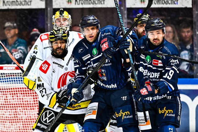 C.J. Suess (Krefeld Pinguine, 27) Juha Jatkola (Krefeld Pinguine, 32) Cole Maier (Iserlohn Roosters, 14) Peter Quennville (Iserlohn Roosters, 89), GER, Iserlohn Roosters vs. Krefeld Pinguine, Eishockey, Penny-DEL, 06. Spieltag, Spielzeit 2026 2027, 04.10.2026, GER, Iserlohn Roosters vs. Krefeld Pinguine, Eishockey, Penny-DEL, 06. Spieltag, Spielzeit 2026 2027, 04.10.2026 Iserlohn Copyright: xJonasxBrockmann Eibner-Pressefotox EP_JBN