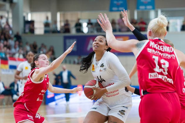 Nicole Brochlitz (Lions, 6), Alyssa Brown (Luchse, 44), Marta Miscenko (Lions, 13), halfit Lions vs. TK Hannover Luchse, Damen Basketball, 1. Bundesliga, DBBL, 1. Spieltag Saison 2026 27, 04.10.2026. Halle SWH Arena Sachsen-Anhalt Deutschland