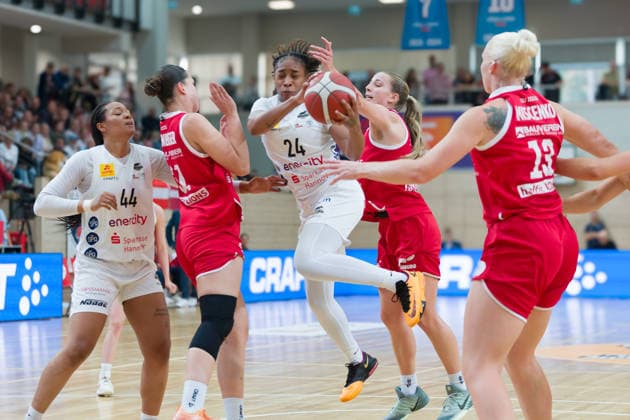 Alyssa Brown (Luchse, 44), Paula Wenemoser (Lions, 31), Prencis Harden (Luchse, 24), Lee Volker (Lions, 1), Marta Miscenko (Lions, 13), halfit Lions vs. TK Hannover Luchse, Damen Basketball, 1. Bundesliga, DBBL, 1. Spieltag Saison 2026 27, 04.10.2026. Halle SWH Arena Sachsen-Anhalt Deutschland