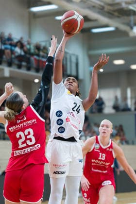 Jordan King Lions, 23), Prencis Harden (Luchse, 24), Marta Miscenko (Lions, 13), halfit Lions vs. TK Hannover Luchse, Damen Basketball, 1. Bundesliga, DBBL, 1. Spieltag Saison 2026 27, 04.10.2026. Halle SWH Arena Sachsen-Anhalt Deutschland