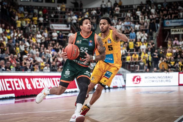 Eli Brooks (VET-CONCEPT Gladiators Trier, 55) vs. Ishmael Leggett (MHP RIESEN Ludwigsburg, 05) GER, MHP Riesen Ludwigsburg vs. VET-CONCEPT Gladiators Trier, Basketball Bundesliga, easycredit BBL, 4. Spieltag, Spielzeit 2026 2027, 04.10.2026 GER, MHP Riesen Ludwigsburg vs. VET-CONCEPT Gladiators Trier, Basketball Bundesliga, easycredit BBL, 4. Spieltag, Spielzeit 2026 2027, 04.10.2026 Ludwigsburg Copyright: xSandyxDinkelackerx EP_SDR