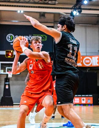04.10.2026, GER, Basketball, Herren, 2.BL ProA, Saison 2026 2027, 3. Spieltag, OrangeAcademy vs MHP Academics Heidelberg Zoran Milicic (OrangeAcademy, 44), Erol Ersek (Heidelberg, 11) Neu-Ulm Orange Campus Bayern Deutschland Copyright: xNordphotox xHafnerx