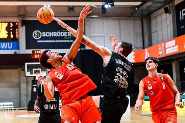 04.10.2026, GER, Basketball, Herren, 2.BL ProA, Saison 2026 2027, 3. Spieltag, OrangeAcademy vs MHP Academics Heidelberg Lucas Fischer (OrangeAcademy, 43), Nicholas Ryan Muszynski (Heidelberg, 33) mit erfolgreicher Abwehraktion Neu-Ulm Orange Campus Bayern Deutschland Copyright: xNordphotox xHafnerx