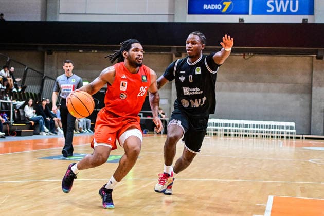 04.10.2026, GER, Basketball, Herren, 2.BL ProA, Saison 2026 2027, 3. Spieltag, OrangeAcademy vs MHP Academics Heidelberg CJ Anthony Jr (OrangeAcademy, 25), Charles Tyrone Harris Jr. (Heidelberg, 0) Neu-Ulm Orange Campus Bayern Deutschland Copyright: xNordphotox xHafnerx