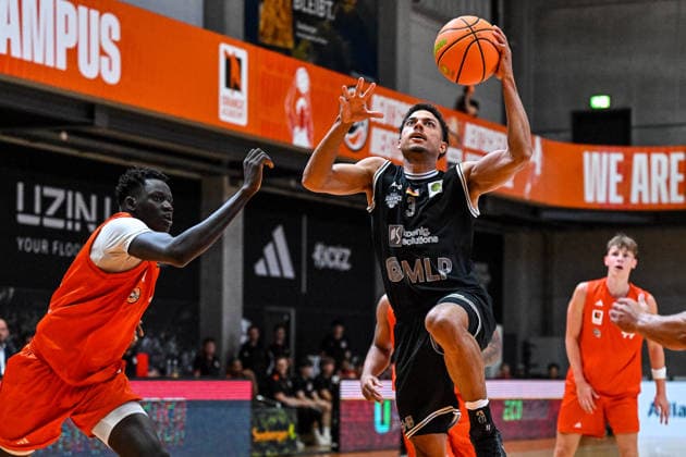 04.10.2026, GER, Basketball, Herren, 2.BL ProA, Saison 2026 2027, 3. Spieltag, OrangeAcademy vs MHP Academics Heidelberg Juom Maker Bol Meen (OrangeAcademy, 58), Kevin McClain (Heidelberg, 3) geht zum Korb und punktet Neu-Ulm Orange Campus Bayern Deutschland Copyright: xNordphotox xHafnerx