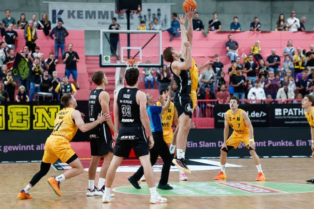 Jarne Juergens (Nürnberg Falcons, 21) und Creighton Bryan William Morisch (Tigers Tuebingen, 24), GER, Tigers Tuebingen vs. Nuernberg Falcons, Basketball, ProA, 3. Spieltag, Spielzeit 2026 2027, 04.10.2026 GER, Tigers Tuebingen vs. Nuernberg Falcons, Basketball, ProA, 3. Spieltag, Spielzeit 2026 2027, 04.10.2026 Tigers Tuebingen Copyright: xEibner-Pressefoto KirstenxJaegerx
