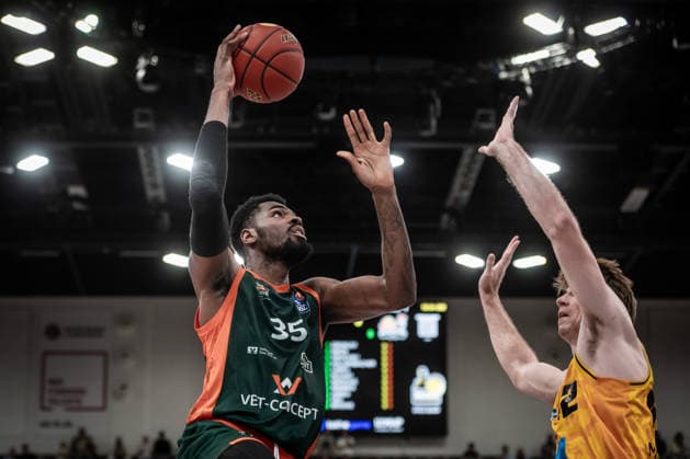 Ejiofor Onu (VET-CONCEPT Gladiators Trier, 35) vs. Thomas Rutherford (MHP RIESEN Ludwigsburg, 42) GER, MHP Riesen Ludwigsburg vs. VET-CONCEPT Gladiators Trier, Basketball Bundesliga, easycredit BBL, 4. Spieltag, Spielzeit 2026 2027, 04.10.2026 GER, MHP Riesen Ludwigsburg vs. VET-CONCEPT Gladiators Trier, Basketball Bundesliga, easycredit BBL, 4. Spieltag, Spielzeit 2026 2027, 04.10.2026 Ludwigsburg Copyright: xSandyxDinkelackerx EP_SDR