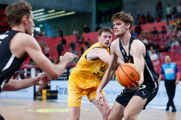 Creighton Bryan William Morisch (Tigers Tuebingen, 24), Jarne Juergens (Nuernberg Falcons, 21), GER, Tigers Tuebingen vs. Nuernberg Falcons, Basketball, ProA, 3. Spieltag, Spielzeit 2026 2027, 04.10.2026 GER, Tigers Tuebingen vs. Nuernberg Falcons, Basketball, ProA, 3. Spieltag, Spielzeit 2026 2027, 04.10.2026 Tigers Tuebingen Copyright: xEibner-Pressefoto KirstenxJaegerx