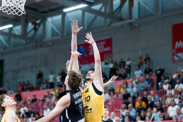 Christian Feneberg (Nuernberg Falcons, 07) und Nico Santana Mojica (Tigers Tuebingen, 10), GER, Tigers Tuebingen vs. Nuernberg Falcons, Basketball, ProA, 3. Spieltag, Spielzeit 2026 2027, 04.10.2026 GER, Tigers Tuebingen vs. Nuernberg Falcons, Basketball, ProA, 3. Spieltag, Spielzeit 2026 2027, 04.10.2026 Tigers Tuebingen Copyright: xEibner-Pressefoto KirstenxJaegerx