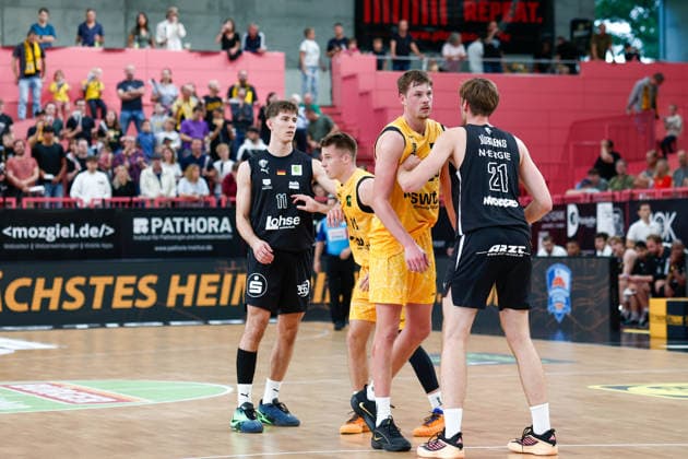 Creighton Bryan William Morisch (Tigers Tuebingen, 24) und Jarne Juergens (Nuernberg Falcons, 21), GER, Tigers Tuebingen vs. Nuernberg Falcons, Basketball, ProA, 3. Spieltag, Spielzeit 2026 2027, 04.10.2026 GER, Tigers Tuebingen vs. Nuernberg Falcons, Basketball, ProA, 3. Spieltag, Spielzeit 2026 2027, 04.10.2026 Tigers Tuebingen Copyright: xEibner-Pressefoto KirstenxJaegerx