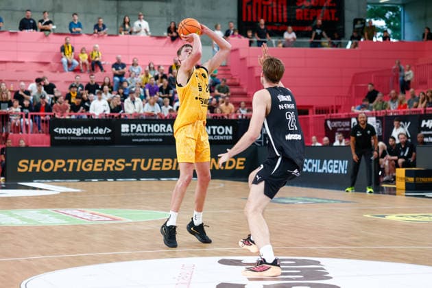 Creighton Bryan William Morisch (Tigers Tuebingen, 24) und Jarne Juergens (Nuernberg Falcons, 21), GER, Tigers Tuebingen vs. Nuernberg Falcons, Basketball, ProA, 3. Spieltag, Spielzeit 2026 2027, 04.10.2026 GER, Tigers Tuebingen vs. Nuernberg Falcons, Basketball, ProA, 3. Spieltag, Spielzeit 2026 2027, 04.10.2026 Tigers Tuebingen Copyright: xEibner-Pressefoto KirstenxJaegerx