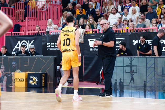 Nico Santana Mojica (Tigers Tuebingen, 10) und Felix Banobre Carballo (Tigers Tuebingen, Chef-Trainer), GER, Tigers Tuebingen vs. Nuernberg Falcons, Basketball, ProA, 3. Spieltag, Spielzeit 2026 2027, 04.10.2026 GER, Tigers Tuebingen vs. Nuernberg Falcons, Basketball, ProA, 3. Spieltag, Spielzeit 2026 2027, 04.10.2026 Tigers Tuebingen Copyright: xEibner-Pressefoto KirstenxJaegerx