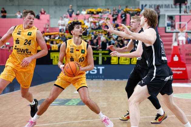 Creighton Bryan William Morisch (Tigers Tuebingen, 24), Nico Santana Mojica (Tigers Tuebingen, 10) Ty Allred (Nuernberg Falcons, 10) und Nicholas Welp (Nuernberg Falcons, 20), GER, Tigers Tuebingen vs. Nuernberg Falcons, Basketball, ProA, 3. Spieltag, Spielzeit 2026 2027, 04.10.2026 GER, Tigers Tuebingen vs. Nuernberg Falcons, Basketball, ProA, 3. Spieltag, Spielzeit 2026 2027, 04.10.2026 Tigers Tuebingen Copyright: xEibner-Pressefoto KirstenxJaegerx