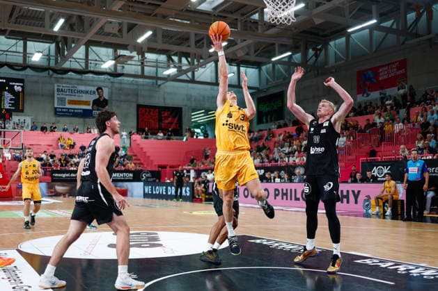 Aiden Warnholtz (Tigers Tuebingen, 03) und Ty Allred (Nuernberg Falcons, 10), GER, Tigers Tuebingen vs. Nuernberg Falcons, Basketball, ProA, 3. Spieltag, Spielzeit 2026 2027, 04.10.2026 GER, Tigers Tuebingen vs. Nuernberg Falcons, Basketball, ProA, 3. Spieltag, Spielzeit 2026 2027, 04.10.2026 Tigers Tuebingen Copyright: xEibner-Pressefoto KirstenxJaegerx