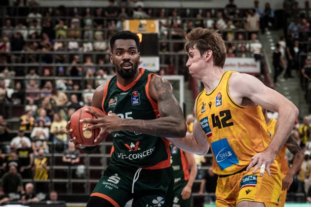 Ejiofor Onu (VET-CONCEPT Gladiators Trier, 35) vs. Thomas Rutherford (MHP RIESEN Ludwigsburg, 42) GER, MHP Riesen Ludwigsburg vs. VET-CONCEPT Gladiators Trier, Basketball Bundesliga, easycredit BBL, 4. Spieltag, Spielzeit 2026 2027, 04.10.2026 GER, MHP Riesen Ludwigsburg vs. VET-CONCEPT Gladiators Trier, Basketball Bundesliga, easycredit BBL, 4. Spieltag, Spielzeit 2026 2027, 04.10.2026 Ludwigsburg Copyright: xSandyxDinkelackerx EP_SDR
