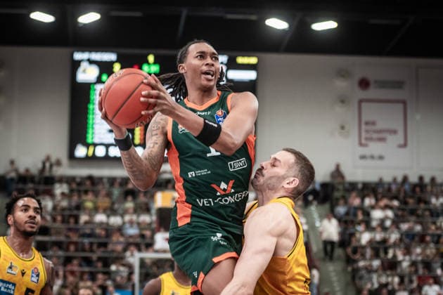 Austin Crowley (VET-CONCEPT Gladiators Trier, 01) setzt sich durch gegen Jonas Wohlfarth-Bottermann (MHP RIESEN Ludwigsburg, 18) GER, MHP Riesen Ludwigsburg vs. VET-CONCEPT Gladiators Trier, Basketball Bundesliga, easycredit BBL, 4. Spieltag, Spielzeit 2026 2027, 04.10.2026 GER, MHP Riesen Ludwigsburg vs. VET-CONCEPT Gladiators Trier, Basketball Bundesliga, easycredit BBL, 4. Spieltag, Spielzeit 2026 2027, 04.10.2026 Ludwigsburg Copyright: xSandyxDinkelackerx EP_SDR