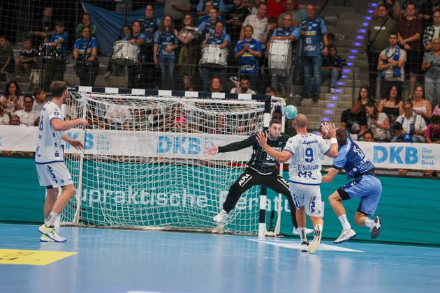 Simone Mengon (TVB Stuttgart, 15) mit einem Wurf GER, TVB Stuttgart vs. TBV Lemgo Lippe, Handball, Opel Handball-Bundesliga, 6. Spieltag, Spielzeit 2026 2027, 04.10.2026 GER, TVB Stuttgart vs. TBV Lemgo Lippe, Handball, Opel Handball-Bundesliga, 6. Spieltag, Spielzeit 2026 2027, 04.10.2026 Stuttgart Copyright: xEibner-Pressefoto SoerenxHerwegx EP_SHG