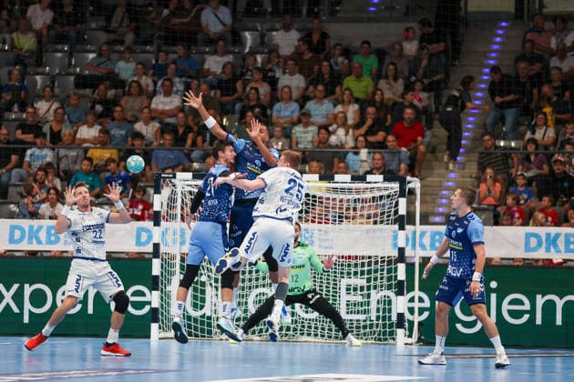 Niels Versteijnen (TBV Lemgo Lippe, 25) mit einem Pass auf Adam Nyfjaell (TBV Lemgo Lippe, 22) GER, TVB Stuttgart vs. TBV Lemgo Lippe, Handball, Opel Handball-Bundesliga, 6. Spieltag, Spielzeit 2026 2027, 04.10.2026 GER, TVB Stuttgart vs. TBV Lemgo Lippe, Handball, Opel Handball-Bundesliga, 6. Spieltag, Spielzeit 2026 2027, 04.10.2026 Stuttgart Copyright: xEibner-Pressefoto SoerenxHerwegx EP_SHG