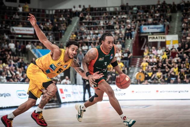 Austin Crowley (VET-CONCEPT Gladiators Trier, 01) verfolgt von Ishmael Leggett (MHP RIESEN Ludwigsburg, 05) GER, MHP Riesen Ludwigsburg vs. VET-CONCEPT Gladiators Trier, Basketball Bundesliga, easycredit BBL, 4. Spieltag, Spielzeit 2026 2027, 04.10.2026 GER, MHP Riesen Ludwigsburg vs. VET-CONCEPT Gladiators Trier, Basketball Bundesliga, easycredit BBL, 4. Spieltag, Spielzeit 2026 2027, 04.10.2026 Ludwigsburg Copyright: xSandyxDinkelackerx EP_SDR