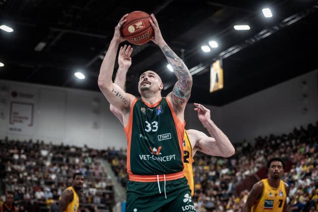 Maik Zirbes (VET-CONCEPT Gladiators Trier, 33) vor Thomas Rutherford (MHP RIESEN Ludwigsburg, 42) - verdeckt GER, MHP Riesen Ludwigsburg vs. VET-CONCEPT Gladiators Trier, Basketball Bundesliga, easycredit BBL, 4. Spieltag, Spielzeit 2026 2027, 04.10.2026 GER, MHP Riesen Ludwigsburg vs. VET-CONCEPT Gladiators Trier, Basketball Bundesliga, easycredit BBL, 4. Spieltag, Spielzeit 2026 2027, 04.10.2026 Ludwigsburg Copyright: xSandyxDinkelackerx EP_SDR