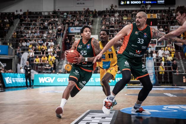 Eli Brooks (VET-CONCEPT Gladiators Trier, 55), li. verfolgt von Darius Perry (MHP RIESEN Ludwigsburg, 11), re. noch Maik Zirbes (VET-CONCEPT Gladiators Trier, 33) und Thomas Rutherford (MHP RIESEN Ludwigsburg, 42) GER, MHP Riesen Ludwigsburg vs. VET-CONCEPT Gladiators Trier, Basketball Bundesliga, easycredit BBL, 4. Spieltag, Spielzeit 2026 2027, 04.10.2026 GER, MHP Riesen Ludwigsburg vs. VET-CONCEPT Gladiators Trier, Basketball Bundesliga, easycredit BBL, 4. Spieltag, Spielzeit 2026 2027, 04.10.2026 Ludwigsburg Copyright: xSandyxDinkelackerx EP_SDR