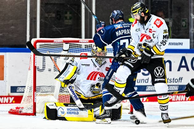 Zach Dybowski (Krefeld Pinguine, 44) Julian Napravnik (Iserlohn Roosters, 75) Juha Jatkola (Krefeld Pinguine, 32), GER, Iserlohn Roosters vs. Krefeld Pinguine, Eishockey, Penny-DEL, 06. Spieltag, Spielzeit 2026 2027, 04.10.2026, GER, Iserlohn Roosters vs. Krefeld Pinguine, Eishockey, Penny-DEL, 06. Spieltag, Spielzeit 2026 2027, 04.10.2026 Iserlohn Copyright: xJonasxBrockmann Eibner-Pressefotox EP_JBN