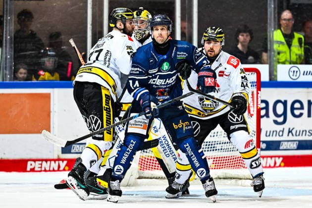 Cole Maier (Iserlohn Roosters, 14) Davis Vandane (Krefeld Pinguine, 55) Zach Dybowski (Krefeld Pinguine, 44) Juha Jatkola (Krefeld Pinguine, 32), GER, Iserlohn Roosters vs. Krefeld Pinguine, Eishockey, Penny-DEL, 06. Spieltag, Spielzeit 2026 2027, 04.10.2026, GER, Iserlohn Roosters vs. Krefeld Pinguine, Eishockey, Penny-DEL, 06. Spieltag, Spielzeit 2026 2027, 04.10.2026 Iserlohn Copyright: xJonasxBrockmann Eibner-Pressefotox EP_JBN