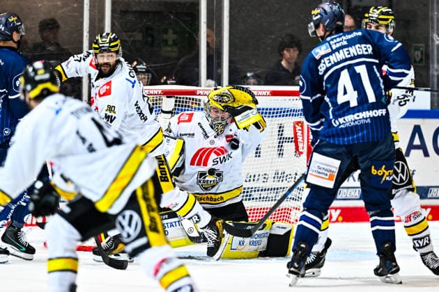 Juha Jatkola (Krefeld Pinguine, 32) haelt den Puck vor Maximilian Eisenmenger (Iserlohn Roosters, 41), GER, Iserlohn Roosters vs. Krefeld Pinguine, Eishockey, Penny-DEL, 06. Spieltag, Spielzeit 2026 2027, 04.10.2026, GER, Iserlohn Roosters vs. Krefeld Pinguine, Eishockey, Penny-DEL, 06. Spieltag, Spielzeit 2026 2027, 04.10.2026 Iserlohn Copyright: xJonasxBrockmann Eibner-Pressefotox EP_JBN