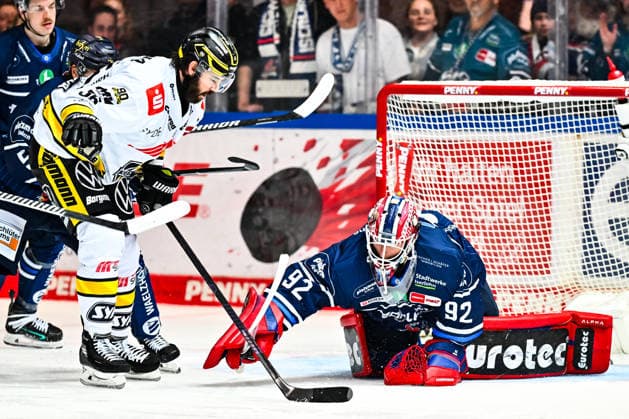 Andreas Andy Jenike (Iserlohn Roosters, 92) haelt den Puck vor Davis Vandane (Krefeld Pinguine, 55), GER, Iserlohn Roosters vs. Krefeld Pinguine, Eishockey, Penny-DEL, 06. Spieltag, Spielzeit 2026 2027, 04.10.2026, GER, Iserlohn Roosters vs. Krefeld Pinguine, Eishockey, Penny-DEL, 06. Spieltag, Spielzeit 2026 2027, 04.10.2026 Iserlohn Copyright: xJonasxBrockmann Eibner-Pressefotox EP_JBN