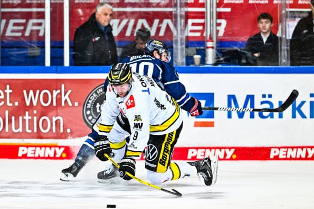 Marcel Mueller (Krefeld Pinguine, 9) Tyler Boland (Iserlohn Roosters, 10), GER, Iserlohn Roosters vs. Krefeld Pinguine, Eishockey, Penny-DEL, 06. Spieltag, Spielzeit 2026 2027, 04.10.2026, GER, Iserlohn Roosters vs. Krefeld Pinguine, Eishockey, Penny-DEL, 06. Spieltag, Spielzeit 2026 2027, 04.10.2026 Iserlohn Copyright: xJonasxBrockmann Eibner-Pressefotox EP_JBN