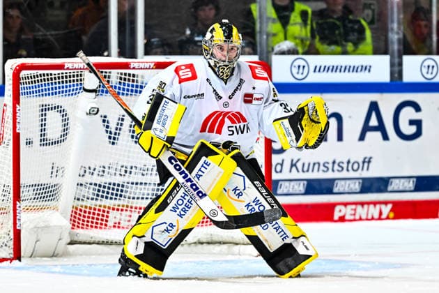 Juha Jatkola (Krefeld Pinguine, 32), GER, Iserlohn Roosters vs. Krefeld Pinguine, Eishockey, Penny-DEL, 06. Spieltag, Spielzeit 2026 2027, 04.10.2026, GER, Iserlohn Roosters vs. Krefeld Pinguine, Eishockey, Penny-DEL, 06. Spieltag, Spielzeit 2026 2027, 04.10.2026 Iserlohn Copyright: xJonasxBrockmann Eibner-Pressefotox EP_JBN