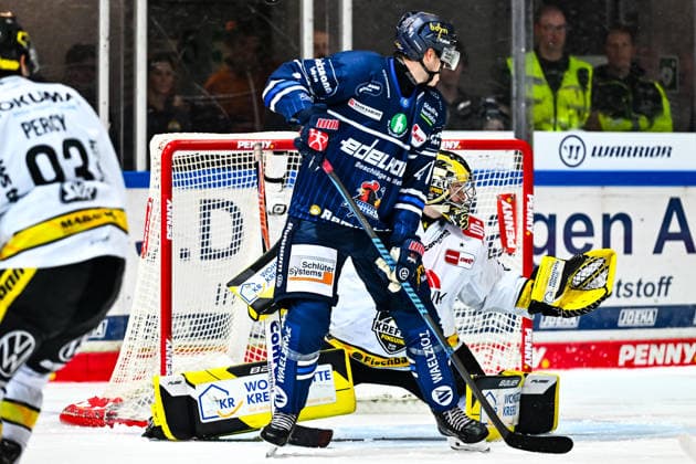 Maximilian Eisenmenger (Iserlohn Roosters, 41) Juha Jatkola (Krefeld Pinguine, 32), GER, Iserlohn Roosters vs. Krefeld Pinguine, Eishockey, Penny-DEL, 06. Spieltag, Spielzeit 2026 2027, 04.10.2026, GER, Iserlohn Roosters vs. Krefeld Pinguine, Eishockey, Penny-DEL, 06. Spieltag, Spielzeit 2026 2027, 04.10.2026 Iserlohn Copyright: xJonasxBrockmann Eibner-Pressefotox EP_JBN