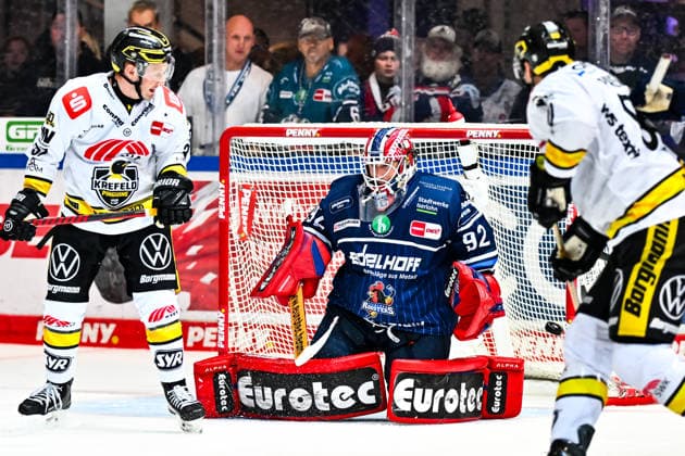 Andreas Andy Jenike (Iserlohn Roosters, 92) Max Newton (Krefeld Pinguine, 37), GER, Iserlohn Roosters vs. Krefeld Pinguine, Eishockey, Penny-DEL, 06. Spieltag, Spielzeit 2026 2027, 04.10.2026, GER, Iserlohn Roosters vs. Krefeld Pinguine, Eishockey, Penny-DEL, 06. Spieltag, Spielzeit 2026 2027, 04.10.2026 Iserlohn Copyright: xJonasxBrockmann Eibner-Pressefotox EP_JBN