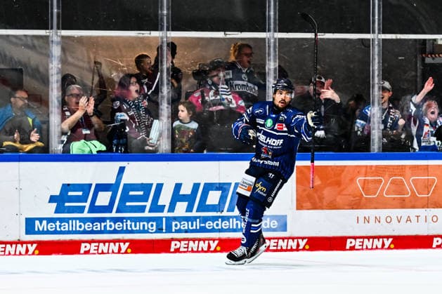Torjubel, Jubel, Freude bei Torschütze Colin Ugbekile (Iserlohn Roosters, 79), GER, Iserlohn Roosters vs. Krefeld Pinguine, Eishockey, Penny-DEL, 06. Spieltag, Spielzeit 2026 2027, 04.10.2026, GER, Iserlohn Roosters vs. Krefeld Pinguine, Eishockey, Penny-DEL, 06. Spieltag, Spielzeit 2026 2027, 04.10.2026 Iserlohn Copyright: xJonasxBrockmann Eibner-Pressefotox EP_JBN