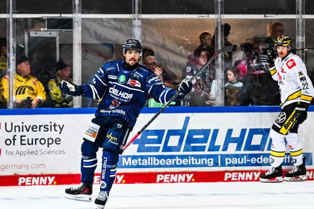 Torjubel, Jubel, Freude bei Torschütze Colin Ugbekile (Iserlohn Roosters, 79), GER, Iserlohn Roosters vs. Krefeld Pinguine, Eishockey, Penny-DEL, 06. Spieltag, Spielzeit 2026 2027, 04.10.2026, GER, Iserlohn Roosters vs. Krefeld Pinguine, Eishockey, Penny-DEL, 06. Spieltag, Spielzeit 2026 2027, 04.10.2026 Iserlohn Copyright: xJonasxBrockmann Eibner-Pressefotox EP_JBN