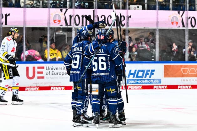 Torjubel, Jubel, Freude bei Torschütze Colin Ugbekile (Iserlohn Roosters, 79) Peter Quennville (Iserlohn Roosters, 89) Robin Norell (Iserlohn Roosters, 56), GER, Iserlohn Roosters vs. Krefeld Pinguine, Eishockey, Penny-DEL, 06. Spieltag, Spielzeit 2026 2027, 04.10.2026, GER, Iserlohn Roosters vs. Krefeld Pinguine, Eishockey, Penny-DEL, 06. Spieltag, Spielzeit 2026 2027, 04.10.2026 Iserlohn Copyright: xJonasxBrockmann Eibner-Pressefotox EP_JBN