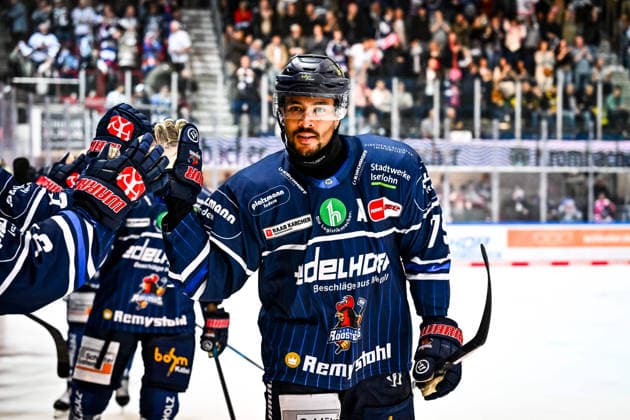 Torjubel, Jubel, Freude bei Torschütze Colin Ugbekile (Iserlohn Roosters, 79), GER, Iserlohn Roosters vs. Krefeld Pinguine, Eishockey, Penny-DEL, 06. Spieltag, Spielzeit 2026 2027, 04.10.2026, GER, Iserlohn Roosters vs. Krefeld Pinguine, Eishockey, Penny-DEL, 06. Spieltag, Spielzeit 2026 2027, 04.10.2026 Iserlohn Copyright: xJonasxBrockmann Eibner-Pressefotox EP_JBN
