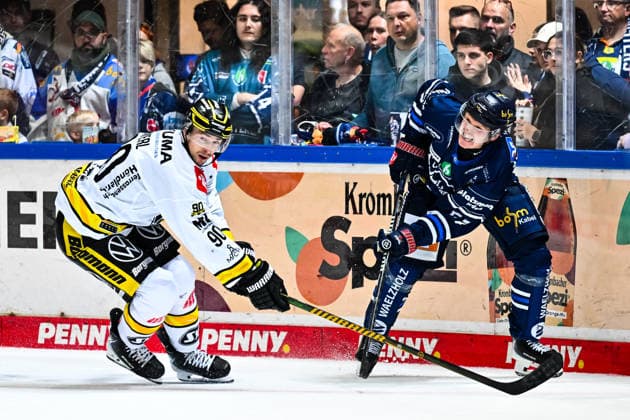 Emil Johansson (Iserlohn Roosters, 57) Adam Payerl (Krefeld Pinguine, 90), GER, Iserlohn Roosters vs. Krefeld Pinguine, Eishockey, Penny-DEL, 06. Spieltag, Spielzeit 2026 2027, 04.10.2026, GER, Iserlohn Roosters vs. Krefeld Pinguine, Eishockey, Penny-DEL, 06. Spieltag, Spielzeit 2026 2027, 04.10.2026 Iserlohn Copyright: xJonasxBrockmann Eibner-Pressefotox EP_JBN
