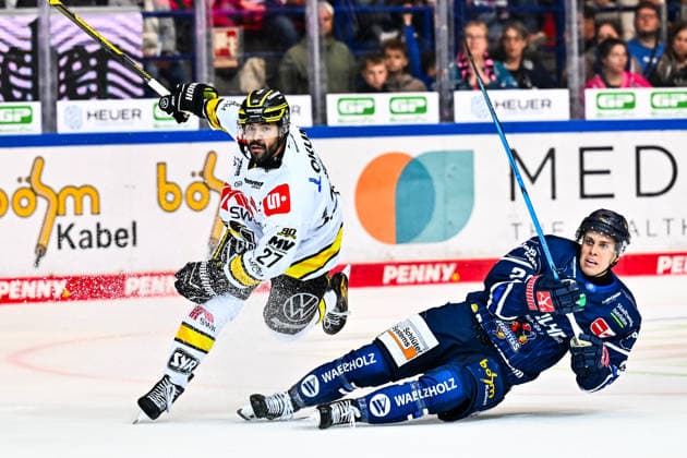 C.J. Suess (Krefeld Pinguine, 27) Dennis Lobach (Iserlohn Roosters, 26), GER, Iserlohn Roosters vs. Krefeld Pinguine, Eishockey, Penny-DEL, 06. Spieltag, Spielzeit 2026 2027, 04.10.2026, GER, Iserlohn Roosters vs. Krefeld Pinguine, Eishockey, Penny-DEL, 06. Spieltag, Spielzeit 2026 2027, 04.10.2026 Iserlohn Copyright: xJonasxBrockmann Eibner-Pressefotox EP_JBN