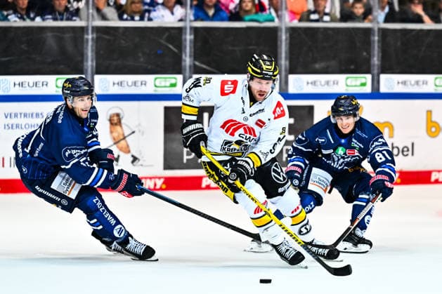 Mac Hollowell (Iserlohn Roosters, 81) Cole Maier (Iserlohn Roosters, 14) Marcel Mueller (Krefeld Pinguine, 9), GER, Iserlohn Roosters vs. Krefeld Pinguine, Eishockey, Penny-DEL, 06. Spieltag, Spielzeit 2026 2027, 04.10.2026, GER, Iserlohn Roosters vs. Krefeld Pinguine, Eishockey, Penny-DEL, 06. Spieltag, Spielzeit 2026 2027, 04.10.2026 Iserlohn Copyright: xJonasxBrockmann Eibner-Pressefotox EP_JBN