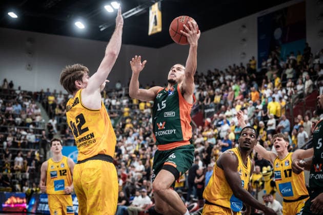 Jordan Roland (VET-CONCEPT Gladiators Trier, 15) vs. Thomas Rutherford (MHP RIESEN Ludwigsburg, 42) GER, MHP Riesen Ludwigsburg vs. VET-CONCEPT Gladiators Trier, Basketball Bundesliga, easycredit BBL, 4. Spieltag, Spielzeit 2026 2027, 04.10.2026 GER, MHP Riesen Ludwigsburg vs. VET-CONCEPT Gladiators Trier, Basketball Bundesliga, easycredit BBL, 4. Spieltag, Spielzeit 2026 2027, 04.10.2026 Ludwigsburg Copyright: xSandyxDinkelackerx EP_SDR