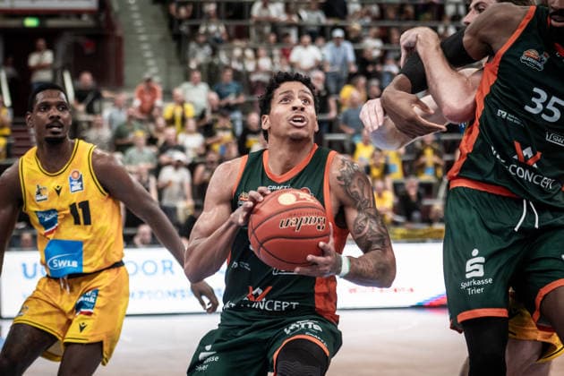 Eli Brooks (VET-CONCEPT Gladiators Trier, 55), dahintr Darius Perry (MHP RIESEN Ludwigsburg, 11) GER, MHP Riesen Ludwigsburg vs. VET-CONCEPT Gladiators Trier, Basketball Bundesliga, easycredit BBL, 4. Spieltag, Spielzeit 2026 2027, 04.10.2026 GER, MHP Riesen Ludwigsburg vs. VET-CONCEPT Gladiators Trier, Basketball Bundesliga, easycredit BBL, 4. Spieltag, Spielzeit 2026 2027, 04.10.2026 Ludwigsburg Copyright: xSandyxDinkelackerx EP_SDR