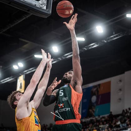 Ejiofor Onu (VET-CONCEPT Gladiators Trier, 35) vs. Thomas Rutherford (MHP RIESEN Ludwigsburg, 42) GER, MHP Riesen Ludwigsburg vs. VET-CONCEPT Gladiators Trier, Basketball Bundesliga, easycredit BBL, 4. Spieltag, Spielzeit 2026 2027, 04.10.2026 GER, MHP Riesen Ludwigsburg vs. VET-CONCEPT Gladiators Trier, Basketball Bundesliga, easycredit BBL, 4. Spieltag, Spielzeit 2026 2027, 04.10.2026 Ludwigsburg Copyright: xSandyxDinkelackerx EP_SDR