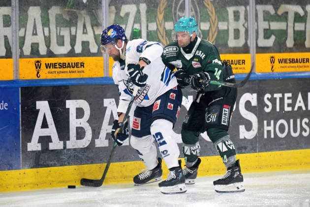 Marco Mueller (EC Kassel Huskies, 22) am Puck im Zweikampf mit Benjamin Zientek (Bietigheim Steelers, 14) Bietigheim Steelers vs. EC Kassel Huskies, Eishockey, DEL 2, 06.Hauptrundenspiel, Saison 2026 2027, 04.10.2026 Bietigheim Steelers vs. EC Kassel Huskies, Eishockey, DEL 2, 06.Hauptrundenspiel, Saison 2026 2027, 04.10.2026 Bietigheim Copyright: xEibner-Pressefotox EP_TBR