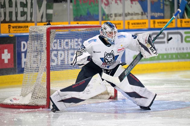 Philipp Maurer (EC Kassel Huskies, 33) Golaie mit der Stockhand am Puck Bietigheim Steelers vs. EC Kassel Huskies, Eishockey, DEL 2, 06.Hauptrundenspiel, Saison 2026 2027, 04.10.2026 Bietigheim Steelers vs. EC Kassel Huskies, Eishockey, DEL 2, 06.Hauptrundenspiel, Saison 2026 2027, 04.10.2026 Bietigheim Copyright: xEibner-Pressefotox EP_TBR