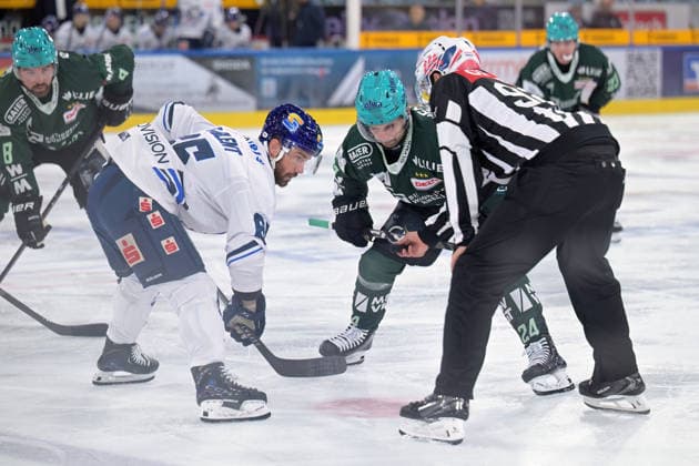 Cole Fonstad (Bietigheim Steelers, 24) im Zweikampf beim Bully mit Hunter Garlent (EC Kassel Huskies, 65) und Jan Lamberger (Schiedsrichter, Linesperson 92) Bietigheim Steelers vs. EC Kassel Huskies, Eishockey, DEL 2, 06.Hauptrundenspiel, Saison 2026 2027, 04.10.2026 Bietigheim Steelers vs. EC Kassel Huskies, Eishockey, DEL 2, 06.Hauptrundenspiel, Saison 2026 2027, 04.10.2026 Bietigheim Copyright: xEibner-Pressefotox EP_TBR