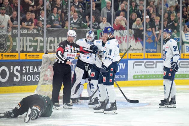Rudelbildung auf dem Eis Bietigheim Steelers vs. EC Kassel Huskies, Eishockey, DEL 2, 06.Hauptrundenspiel, Saison 2026 2027, 04.10.2026 Bietigheim Steelers vs. EC Kassel Huskies, Eishockey, DEL 2, 06.Hauptrundenspiel, Saison 2026 2027, 04.10.2026 Bietigheim Copyright: xEibner-Pressefotox EP_TBR