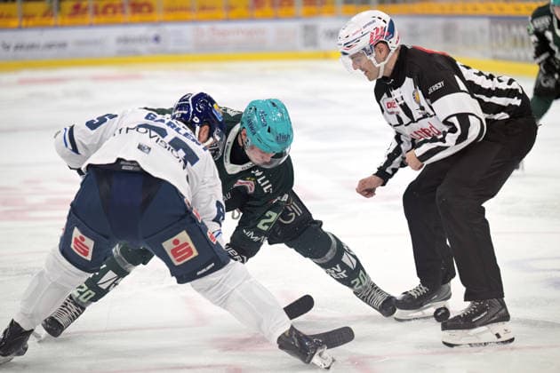 Max Ziergiebel (Bietigheim Steelers, 20) im Zweikampf beim Bully mit Hunter Garlent (EC Kassel Huskies, 65) und Jan Lamberger (Schiedsrichter, Linesperson 92) Bietigheim Steelers vs. EC Kassel Huskies, Eishockey, DEL 2, 06.Hauptrundenspiel, Saison 2026 2027, 04.10.2026 Bietigheim Steelers vs. EC Kassel Huskies, Eishockey, DEL 2, 06.Hauptrundenspiel, Saison 2026 2027, 04.10.2026 Bietigheim Copyright: xEibner-Pressefotox EP_TBR