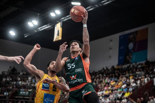 Eli Brooks (VET-CONCEPT Gladiators Trier, 55) setzt sich durch gegen Ishmael Leggett (MHP RIESEN Ludwigsburg, 05) GER, MHP Riesen Ludwigsburg vs. VET-CONCEPT Gladiators Trier, Basketball Bundesliga, easycredit BBL, 4. Spieltag, Spielzeit 2026 2027, 04.10.2026 GER, MHP Riesen Ludwigsburg vs. VET-CONCEPT Gladiators Trier, Basketball Bundesliga, easycredit BBL, 4. Spieltag, Spielzeit 2026 2027, 04.10.2026 Ludwigsburg Copyright: xSandyxDinkelackerx EP_SDR
